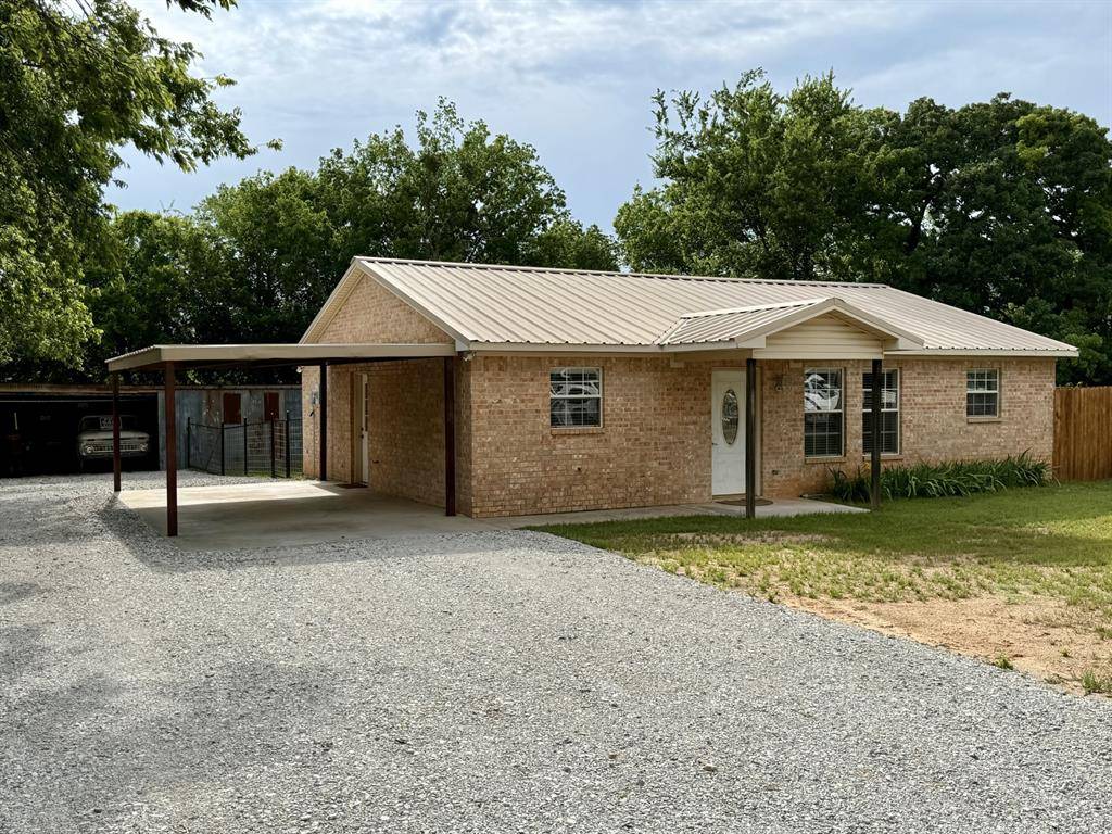 606 S Hubbard Street, Alvord, TX 76225