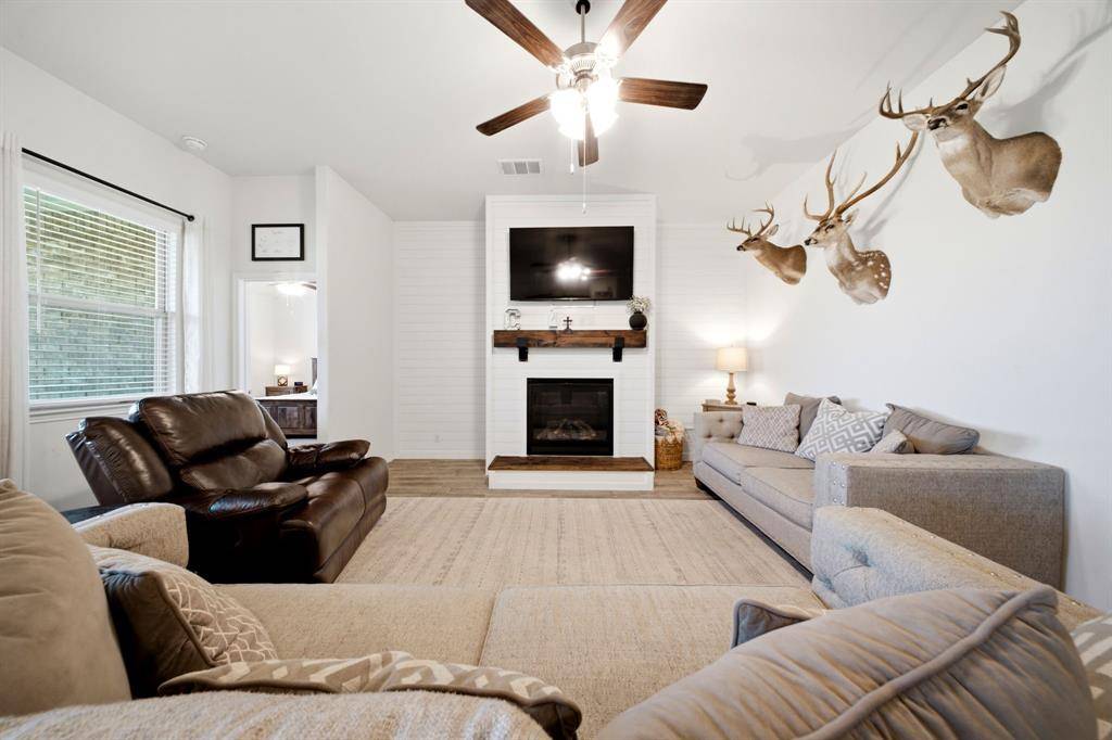 3223 Hunters Glen Drive, Aubrey, TX 76227
