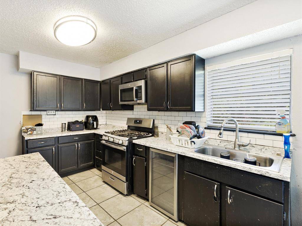 706 N Carrier Parkway, Grand Prairie, TX 75050