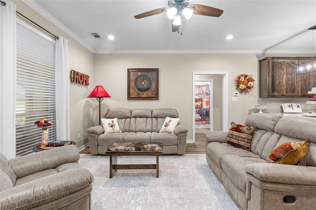 123 Oak Street, Emory, TX 75440