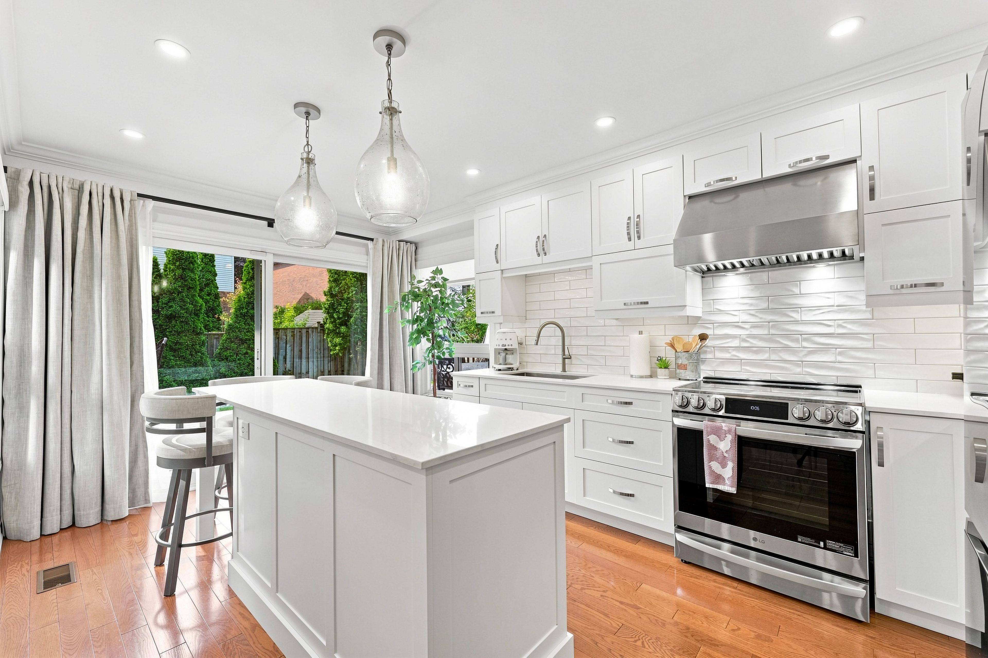 23 Twelve Oaks DR, Aurora, ON L4G 6J5
