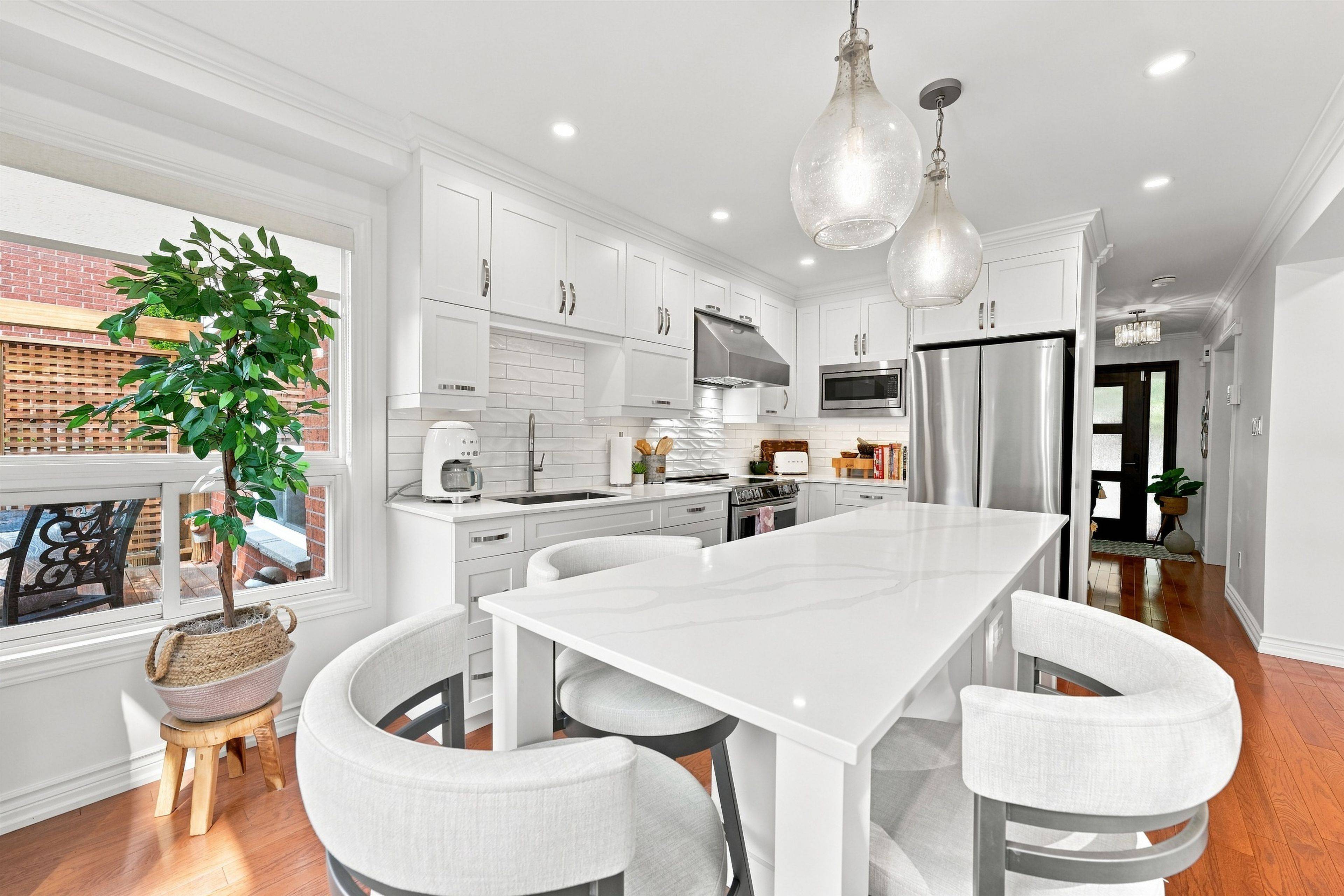 23 Twelve Oaks DR, Aurora, ON L4G 6J5