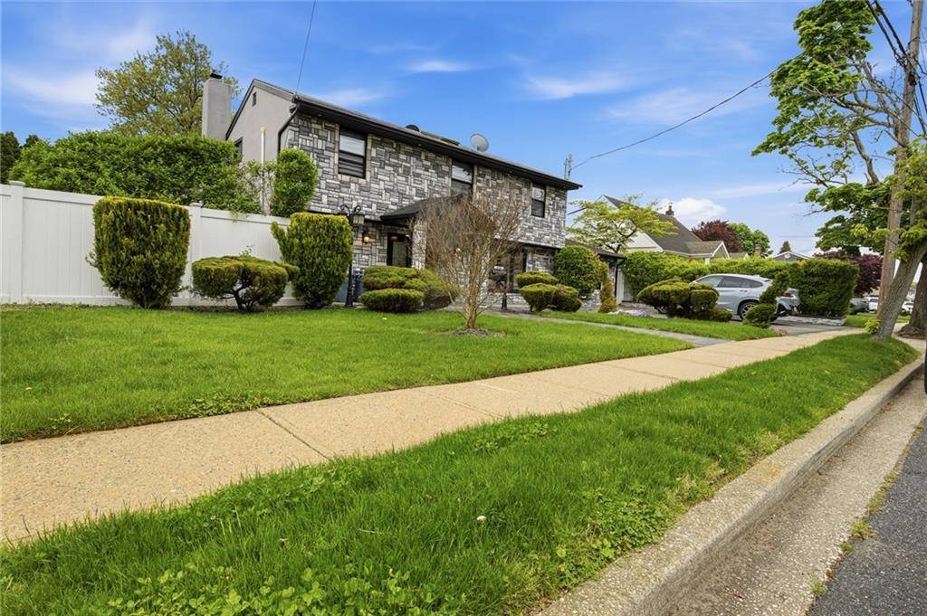 274 North Utica AVE, Massapequa, NY 11758