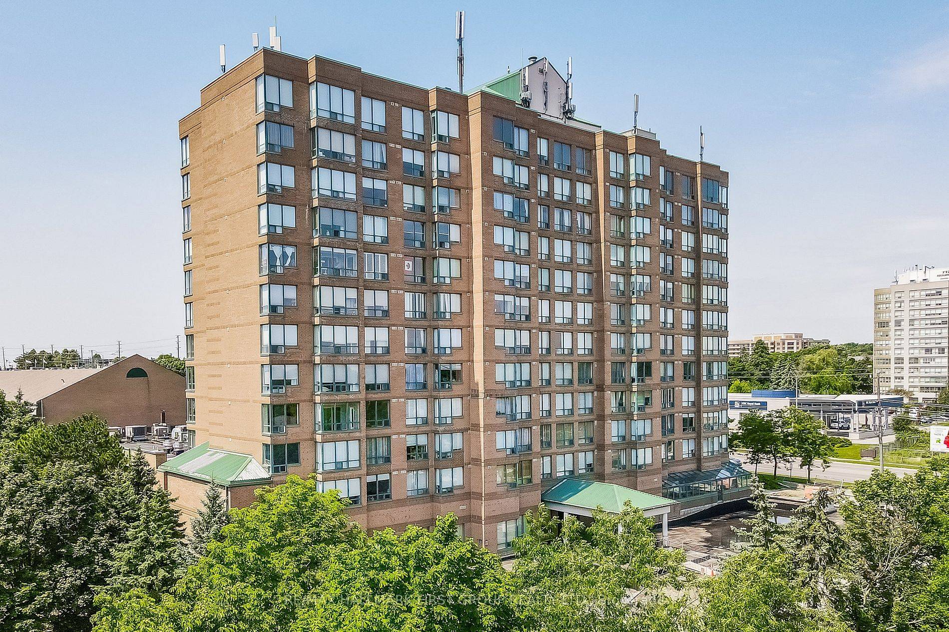 711 Rossland RD #501, Whitby, ON L1N 8Z1