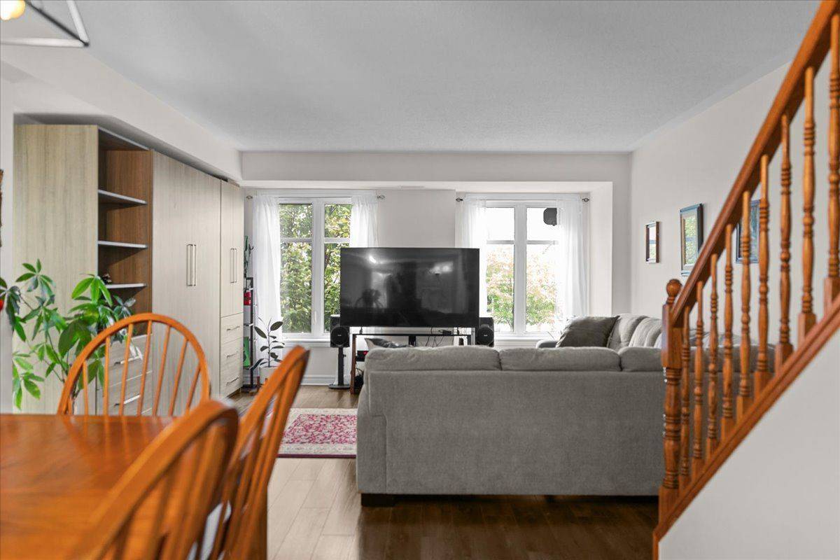 583B Chapman Mills DR, Barrhaven, ON K2J 5T1