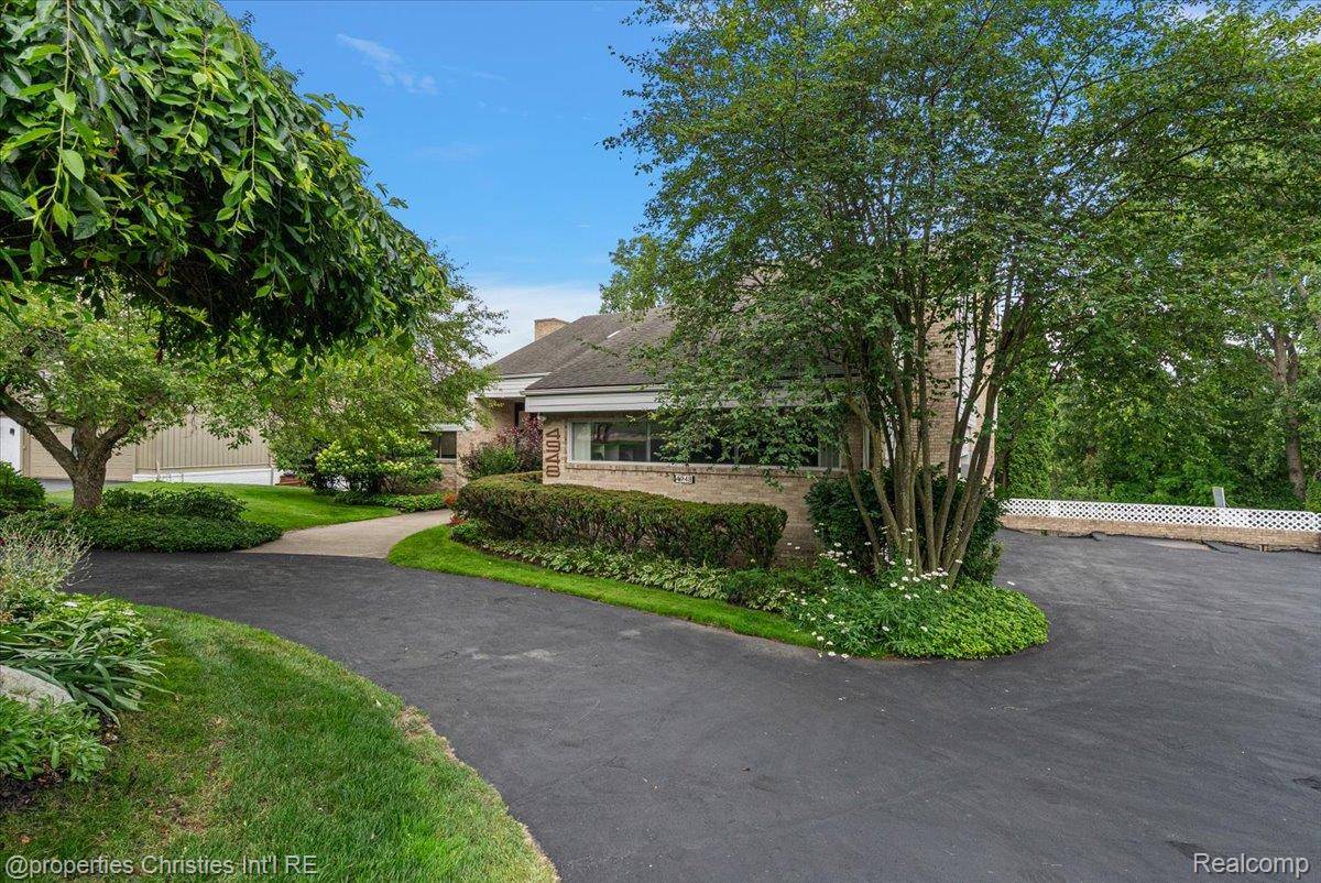 4948 Champlain CIR, West Bloomfield Charter Township, MI 48323
