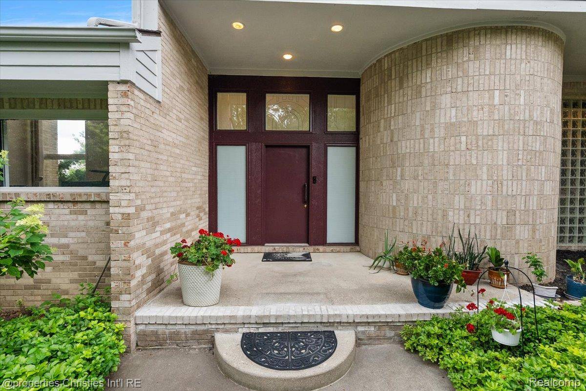 4948 Champlain CIR, West Bloomfield Charter Township, MI 48323