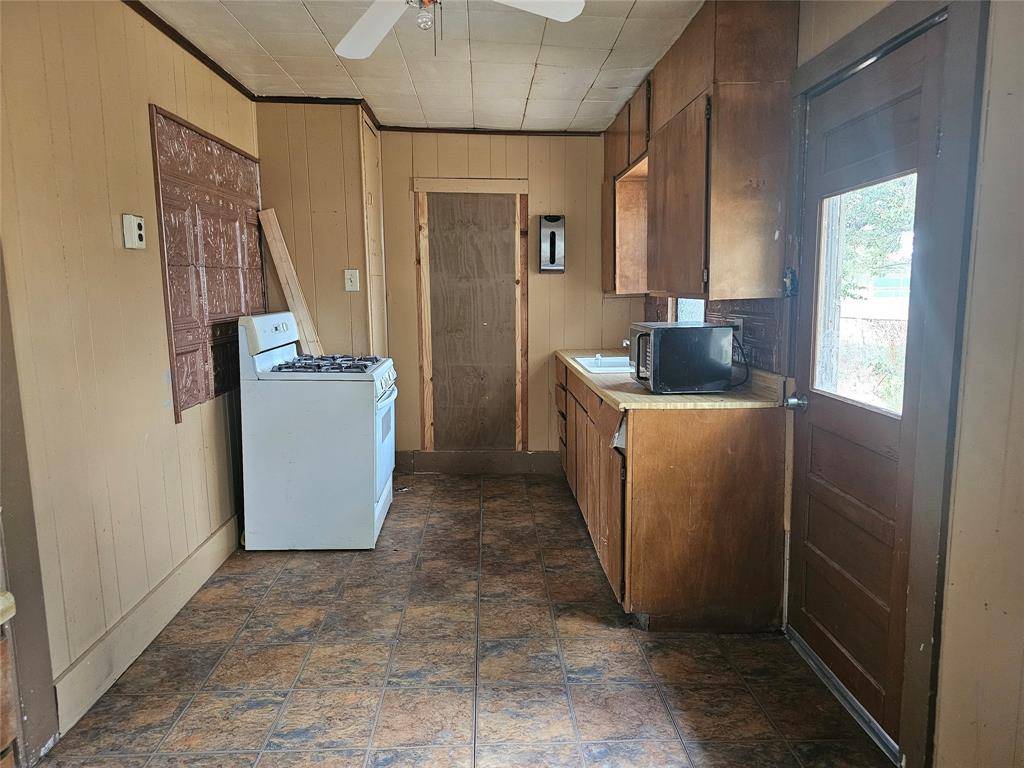 216 E Pecan Street, Bangs, TX 76823