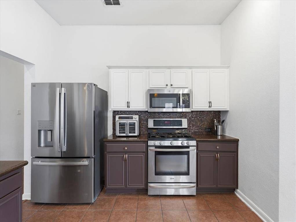 1039 Wood Brook Drive, Grand Prairie, TX 75052