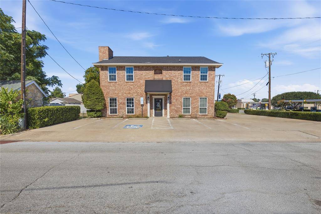 110 S BARTON Street, Grapevine, TX 76051