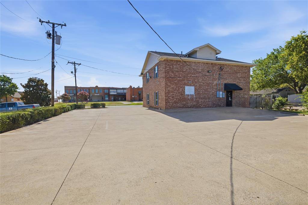 110 S BARTON Street, Grapevine, TX 76051