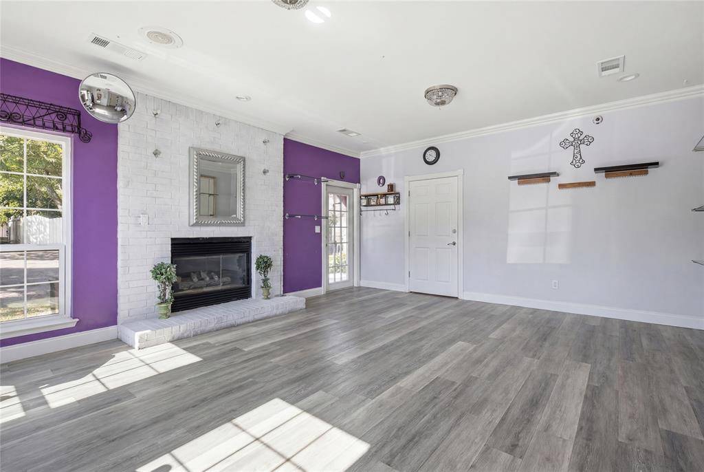 110 S BARTON Street, Grapevine, TX 76051