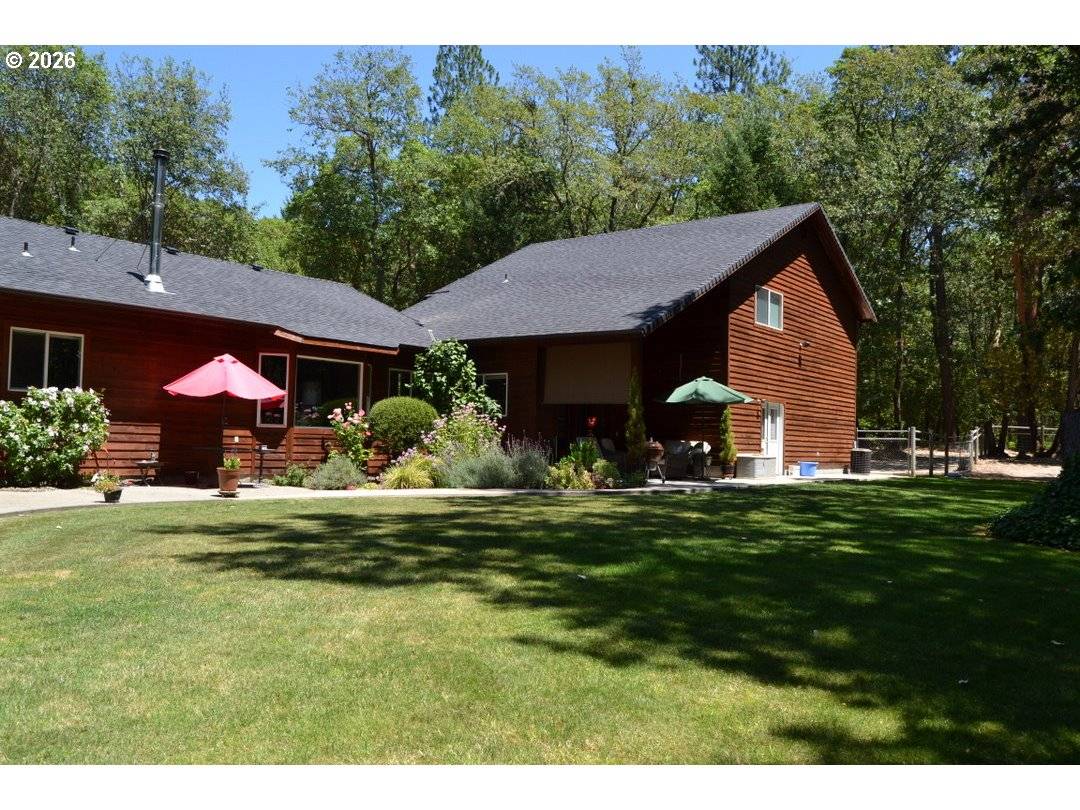 737 PINECREST DR, Grants Pass, OR 97526