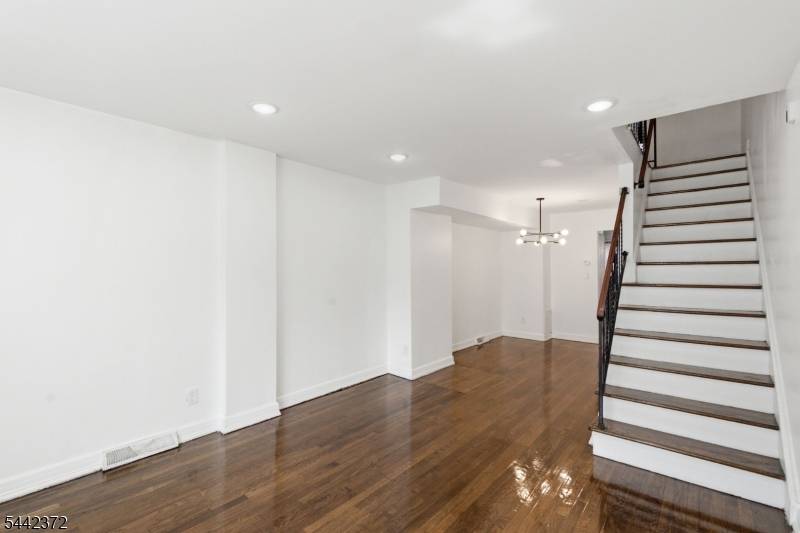 8 Van Nostrand Ave, Jersey City, NJ 07305