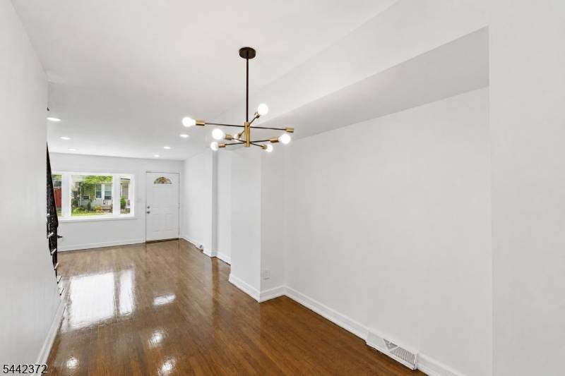 8 Van Nostrand Ave, Jersey City, NJ 07305