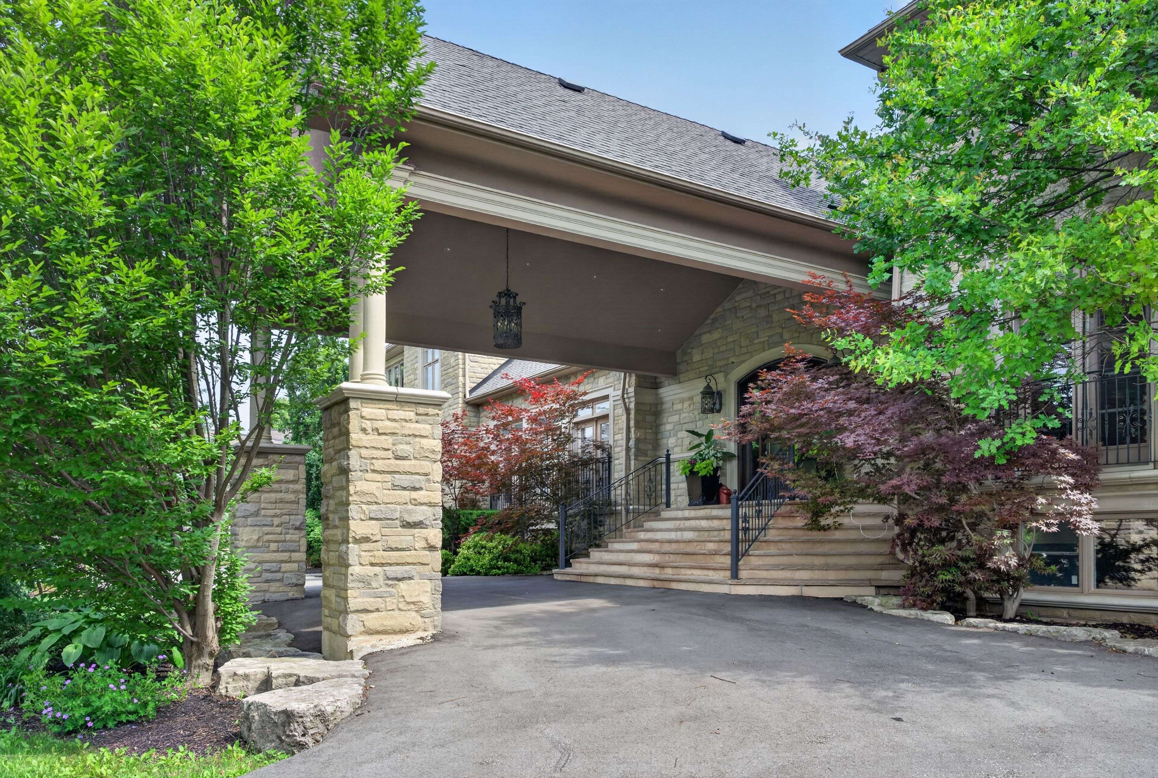 11 Saul CT, Vaughan, ON L6A 3X7