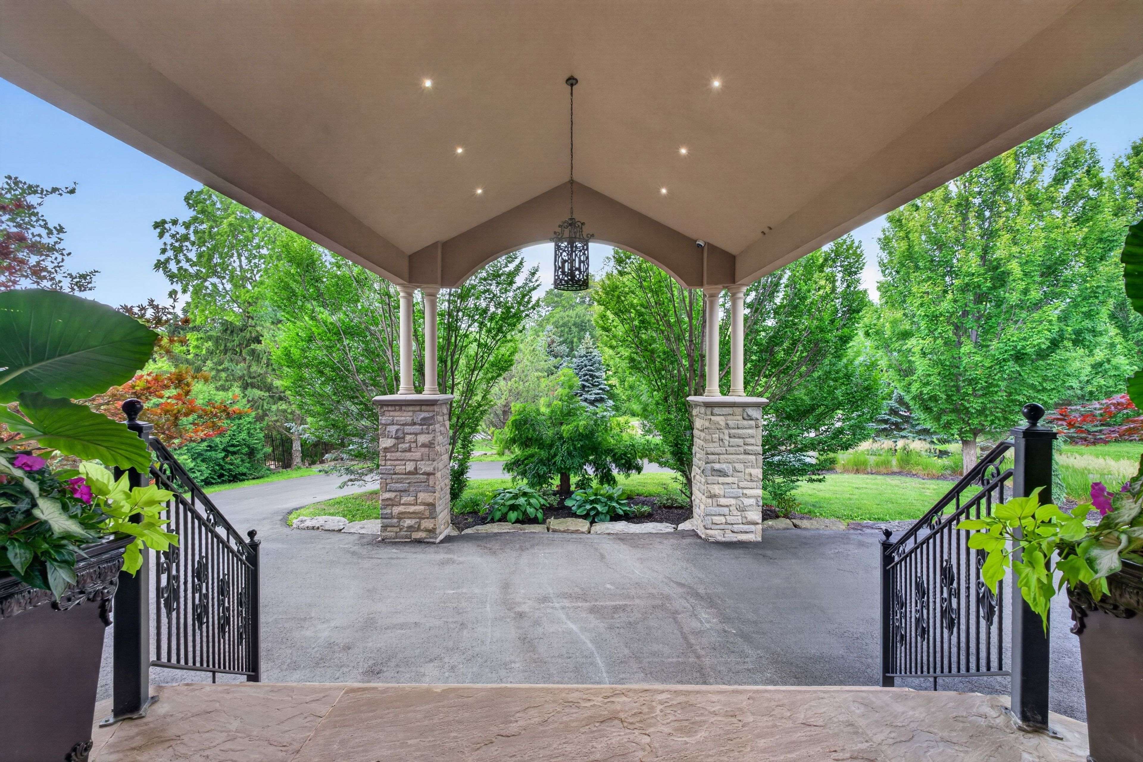 11 Saul CT, Vaughan, ON L6A 3X7