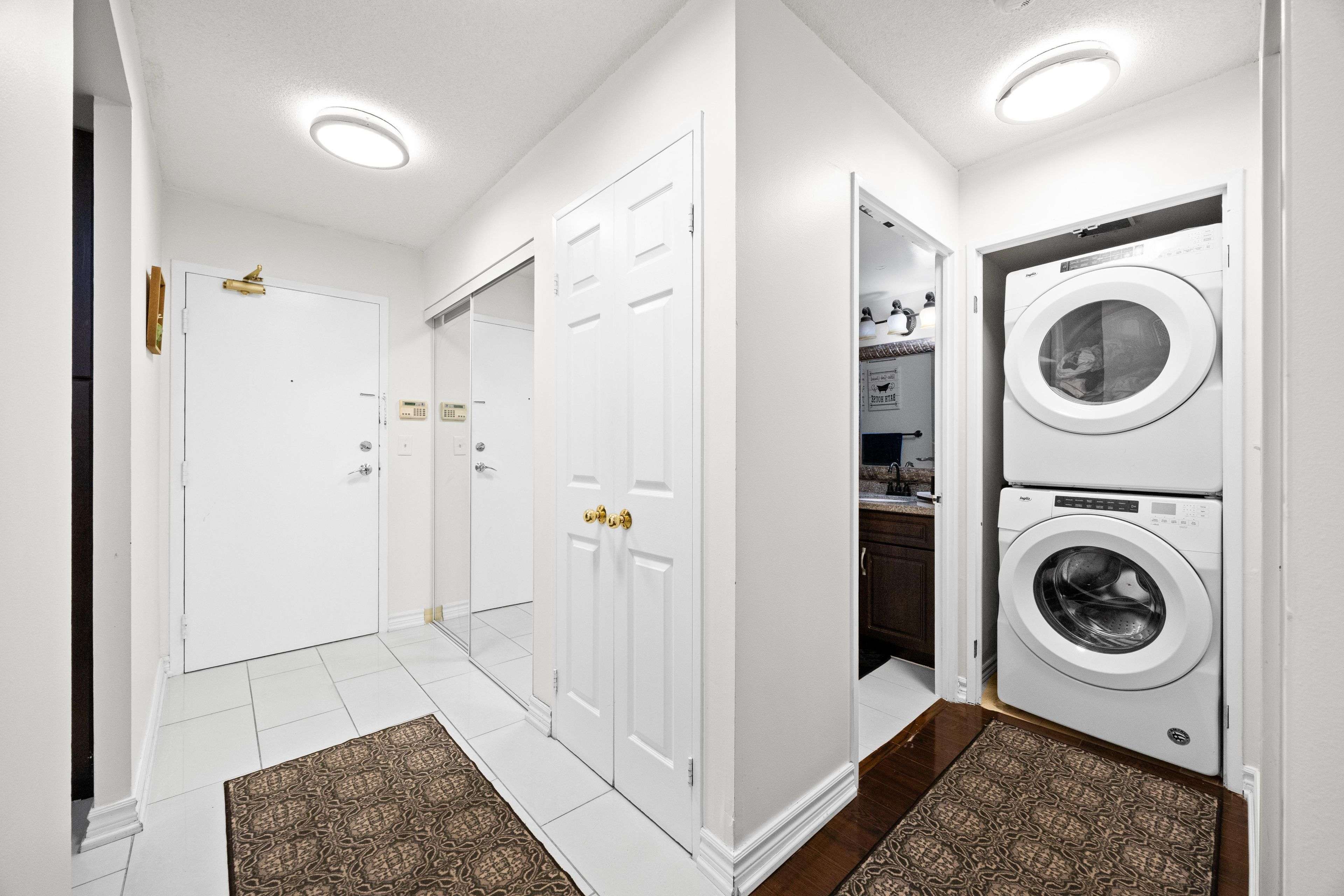 325 Webb DR #406, Mississauga, ON L5B 3Z9