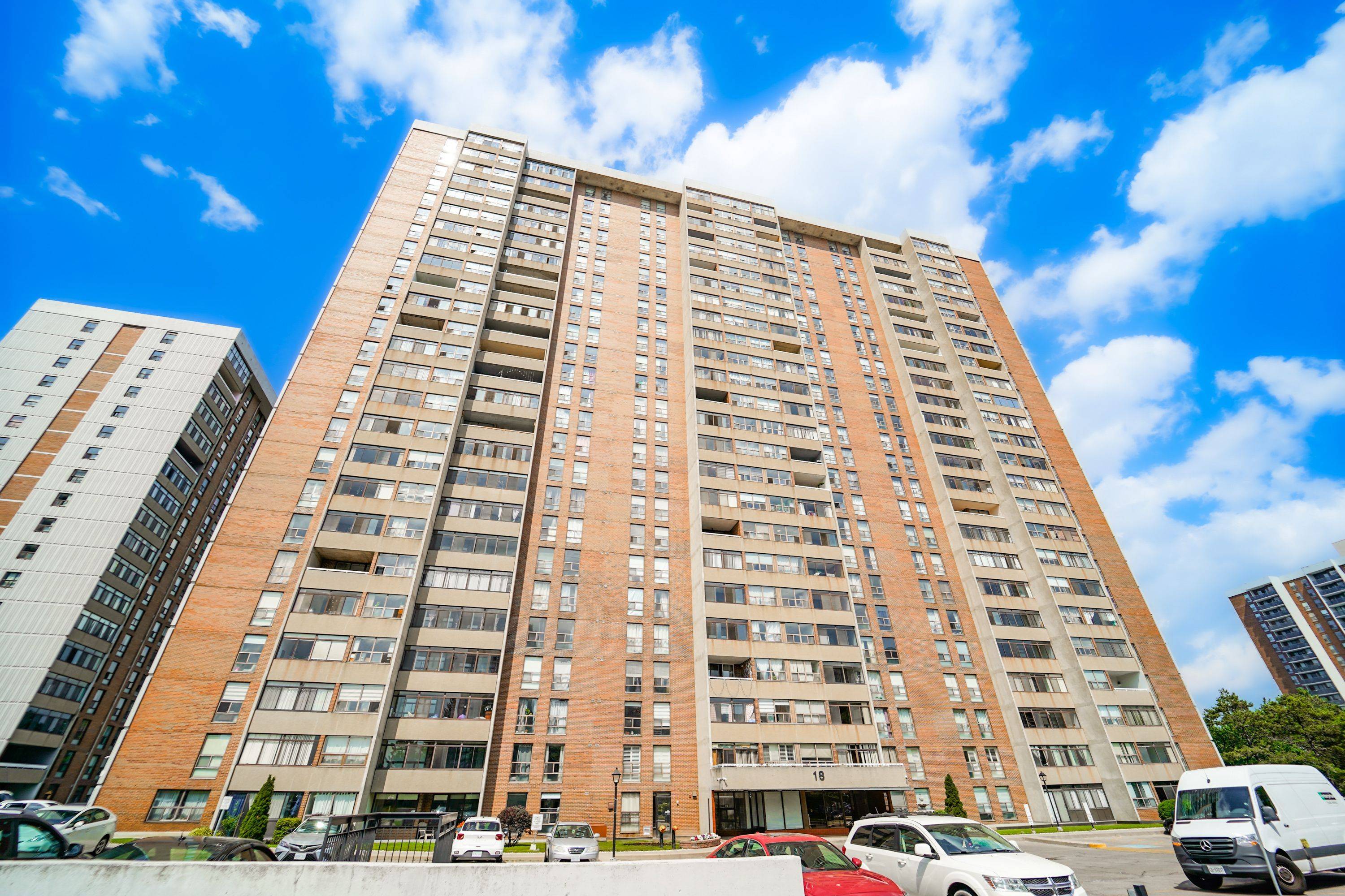18 Knightsbridge RD #1604, Brampton, ON L6T 3X5