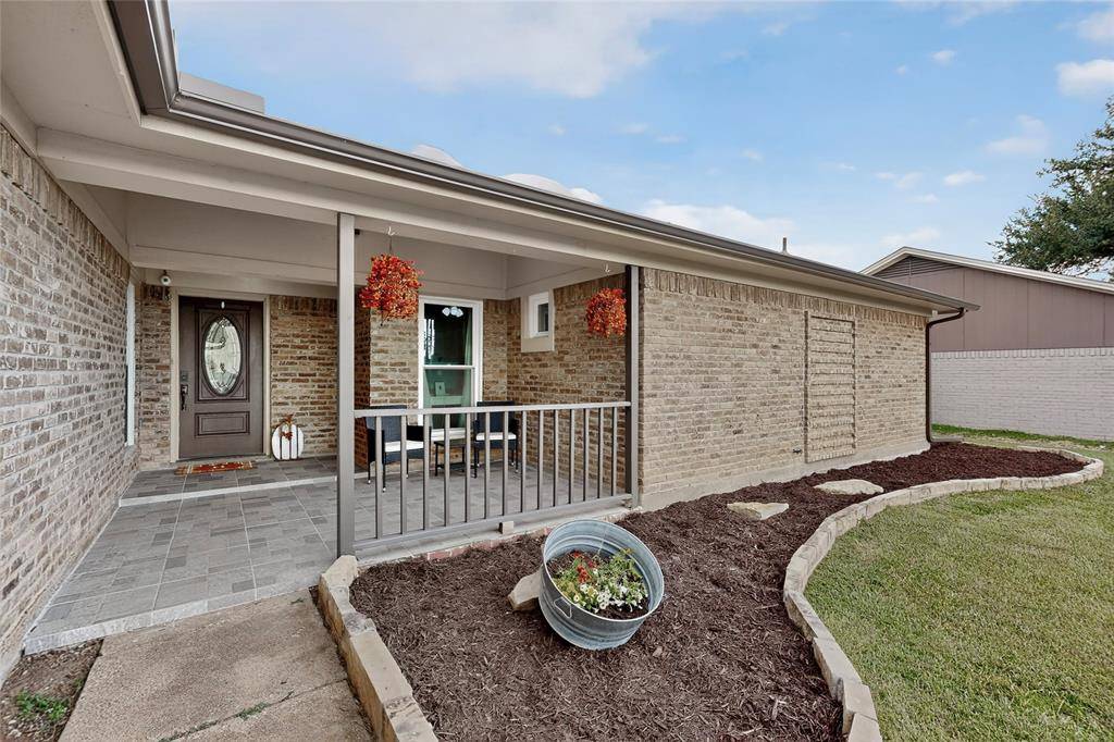 116 Overcrest Drive, Benbrook, TX 76126