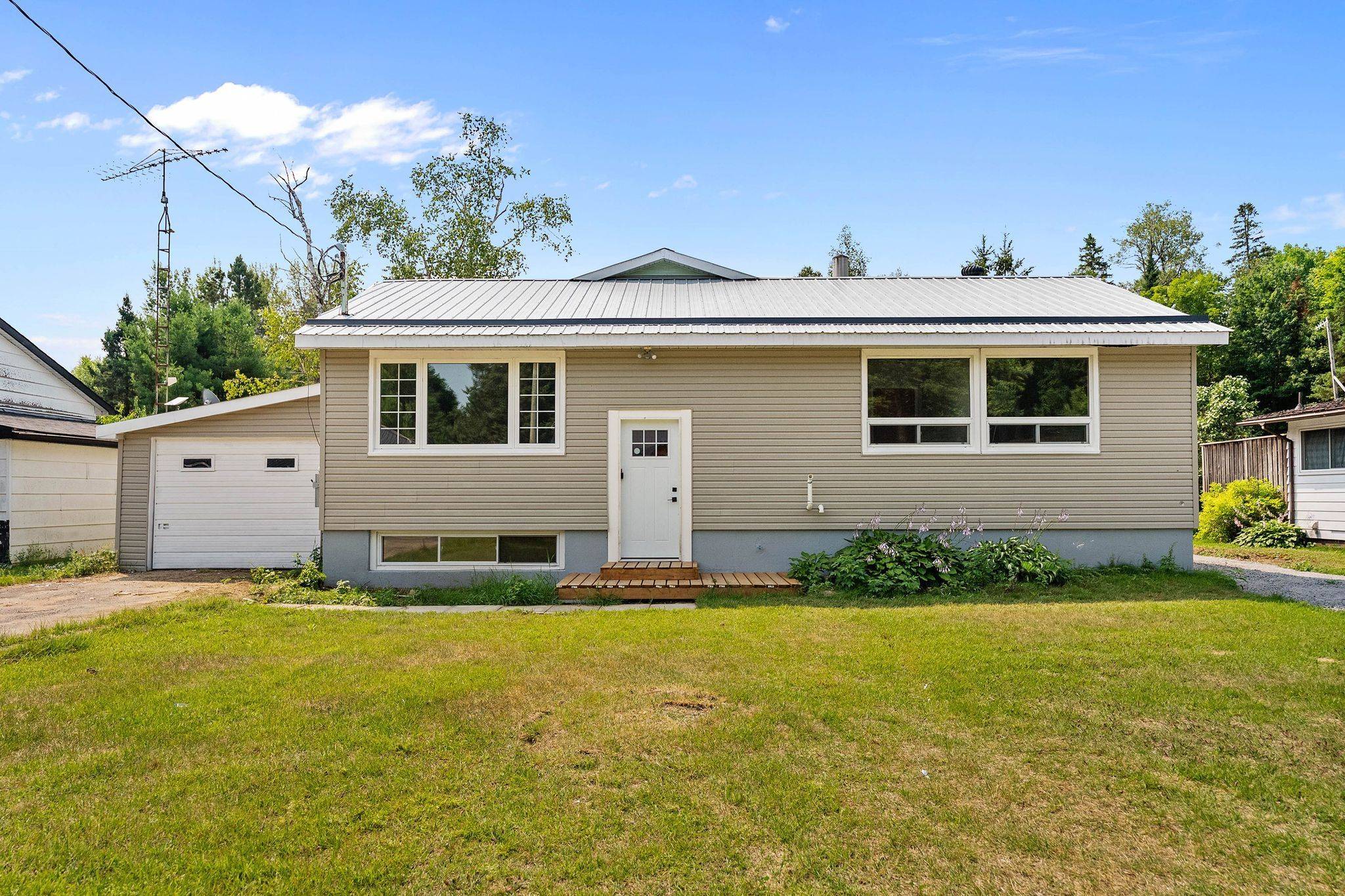 1043 Estates RD, Highlands East, ON K0L 1C0