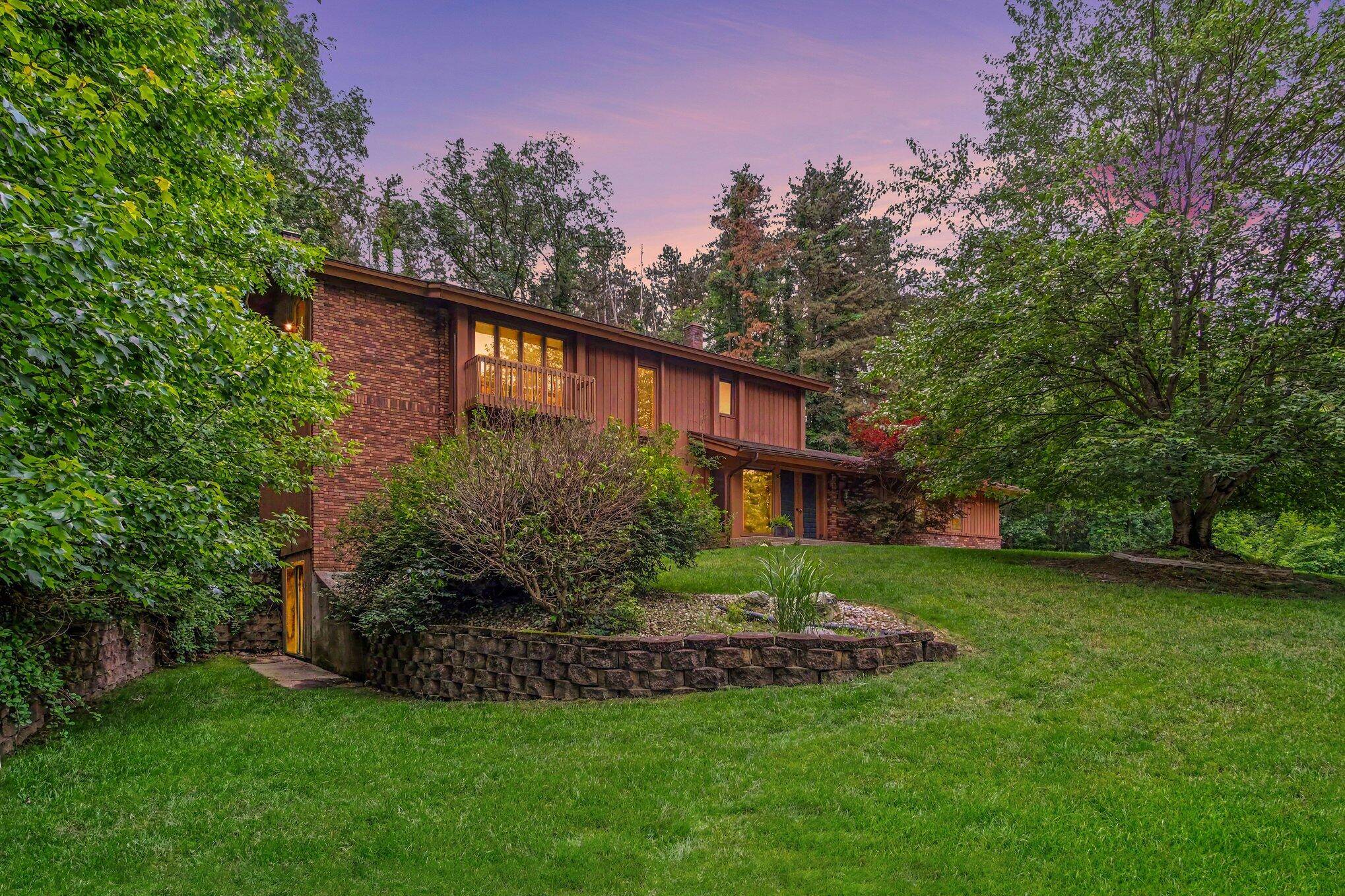 540 Roundtree DR NE, Ada Twp, MI 49301