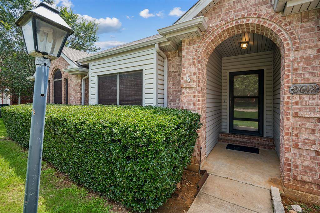 2612 Fountainview Drive, Corinth, TX 76210