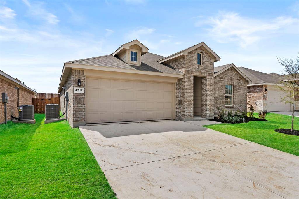 4217 Trickling Creek Lane, Fort Worth, TX 76036