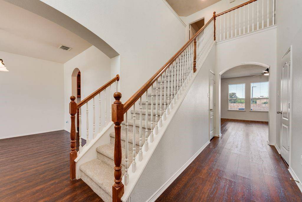 306 Salsbury Drive, Euless, TX 76040
