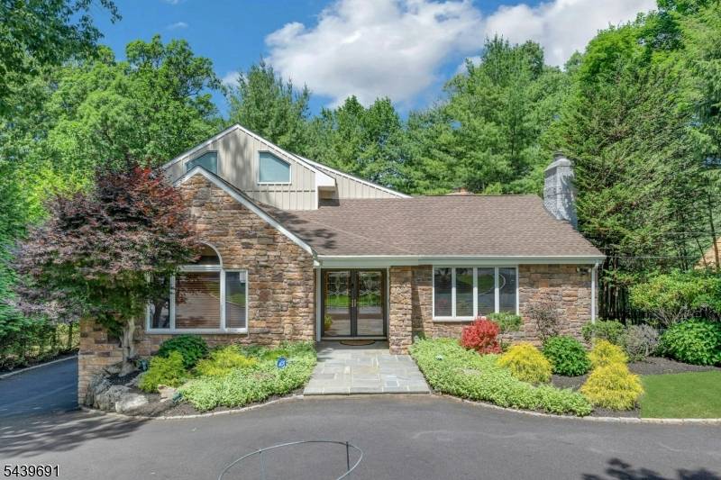 27 Hamilton Dr West, North Caldwell Boro, NJ 07006