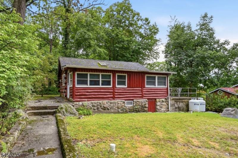 26 Clubhouse Ave, West Milford Twp., NJ 07480