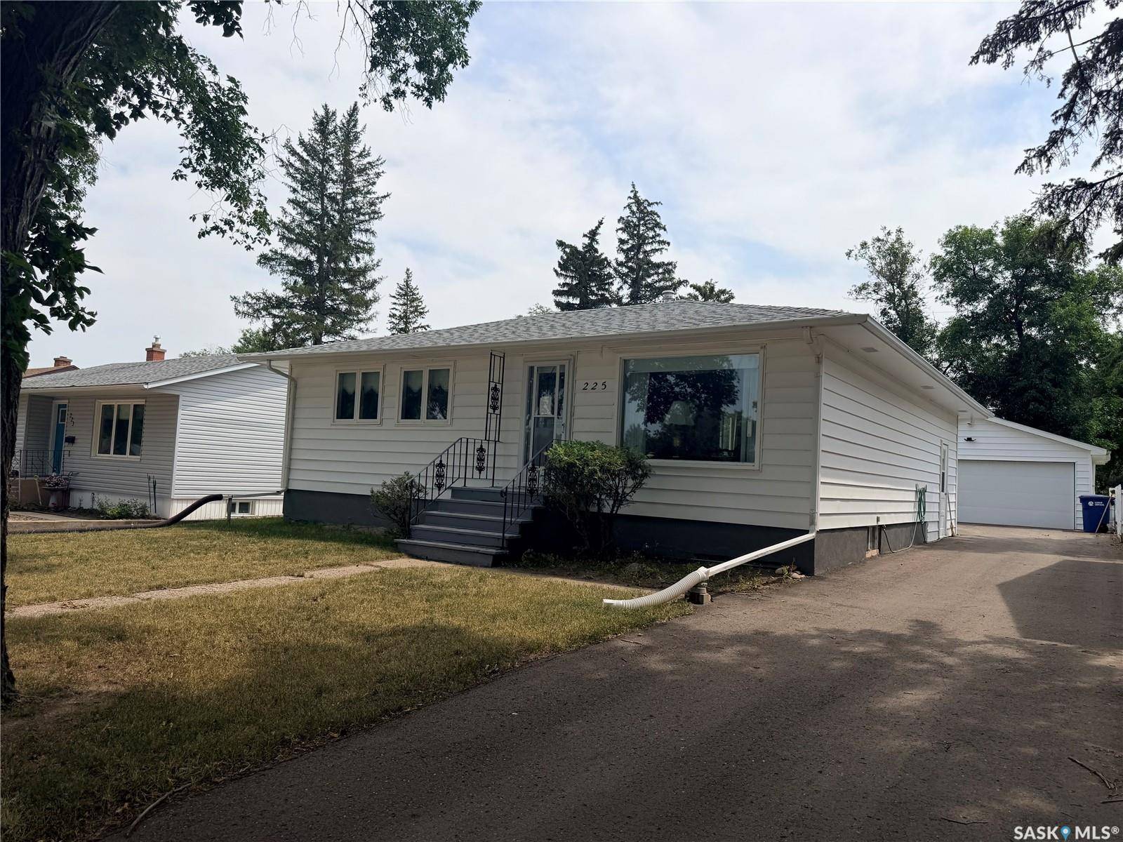 225 Dominion ROAD, Assiniboia, SK S0H 0B0