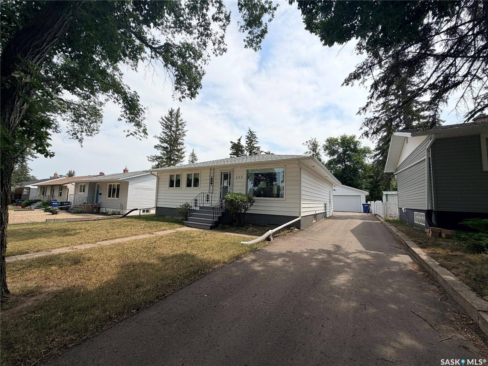 225 Dominion ROAD, Assiniboia, SK S0H 0B0