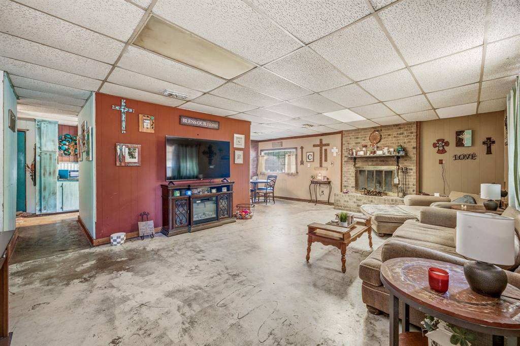 609 E Labadie Avenue, De Leon, TX 76444