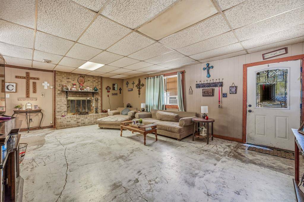 609 E Labadie Avenue, De Leon, TX 76444