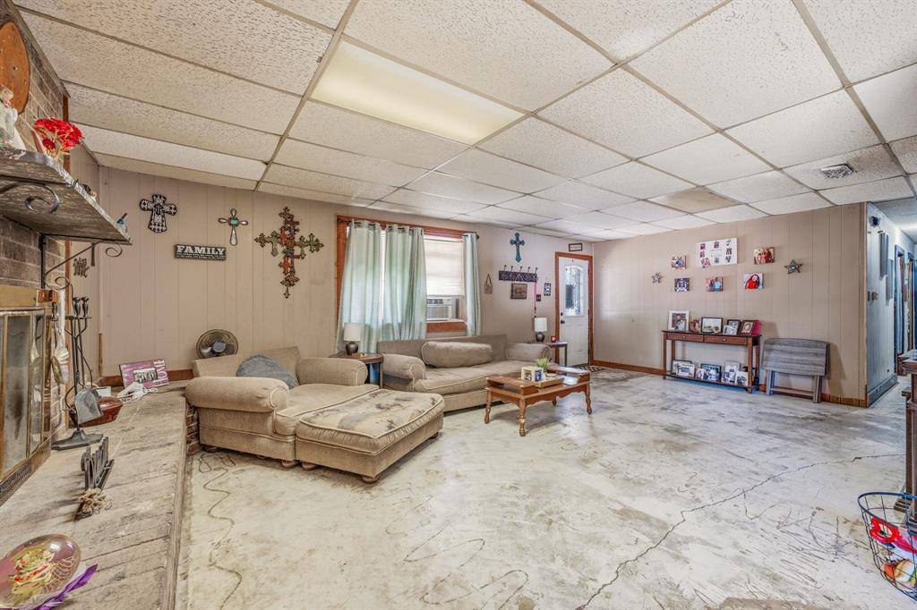 609 E Labadie Avenue, De Leon, TX 76444