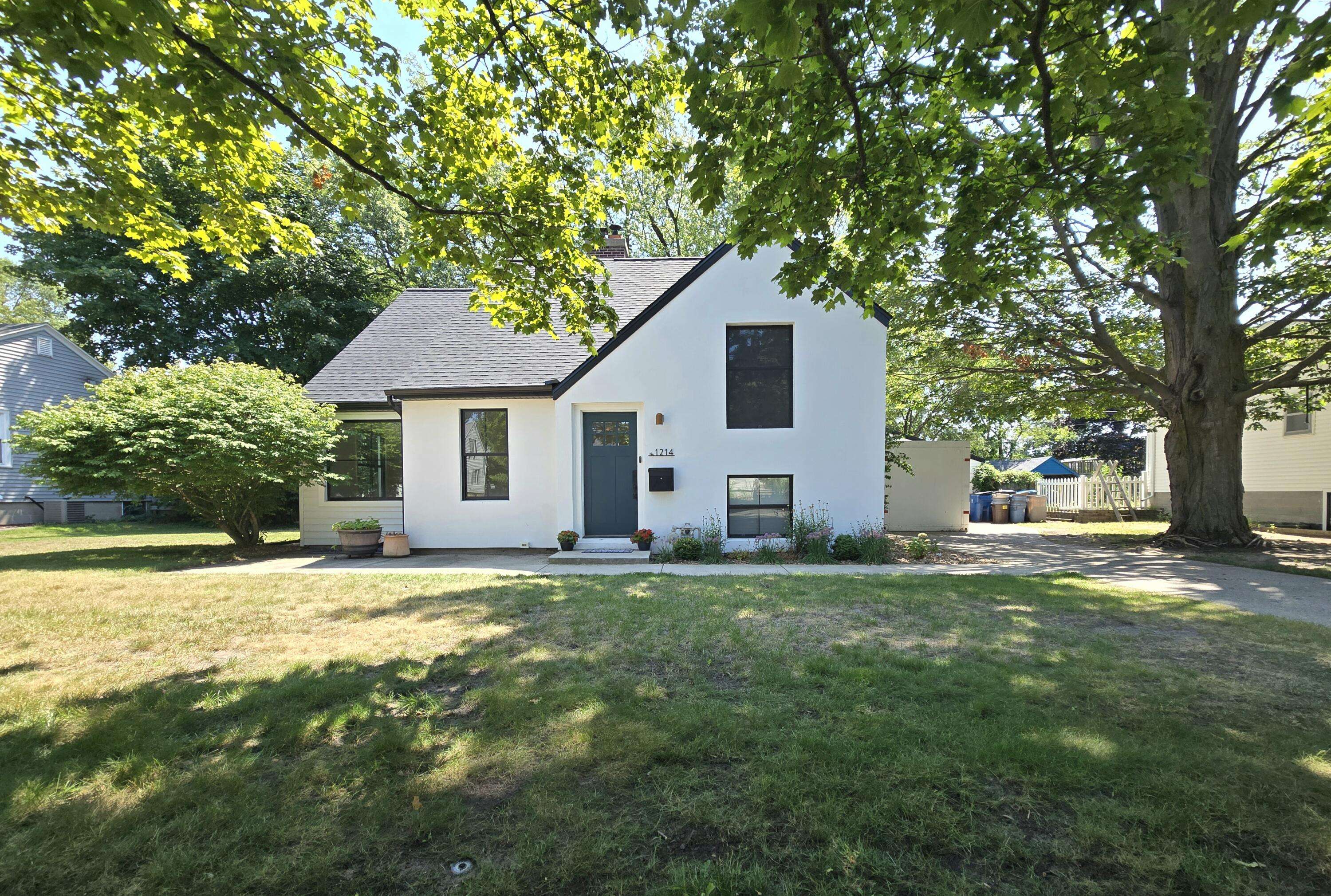 1214 Woodlawn AVE, Grand Haven City, MI 49417