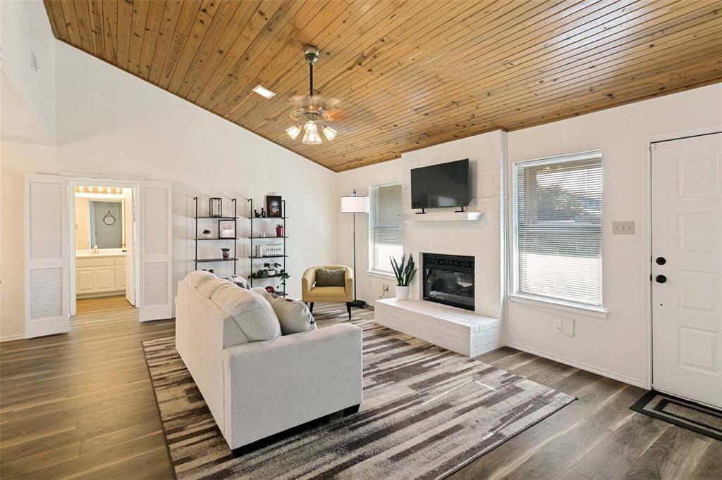 1006 Riverchase Street, Benbrook, TX 76126