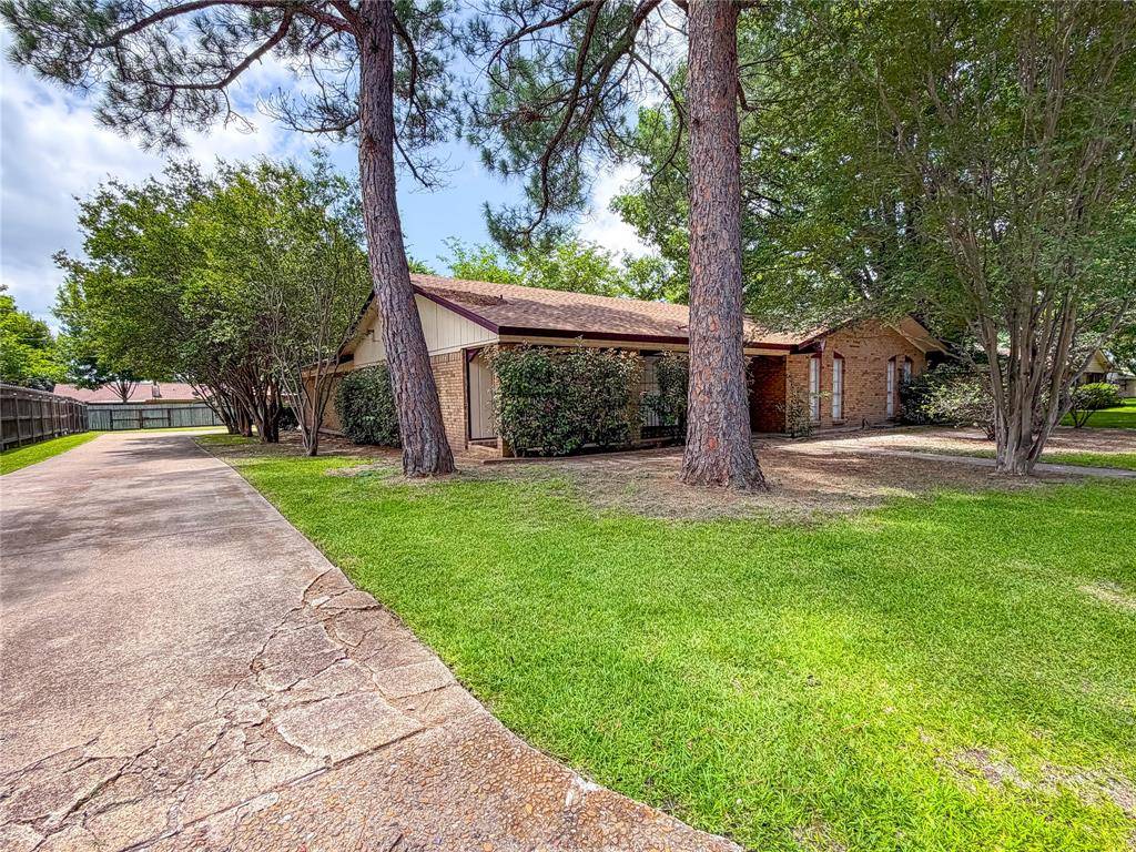 604 Cooper Street, Ennis, TX 75119
