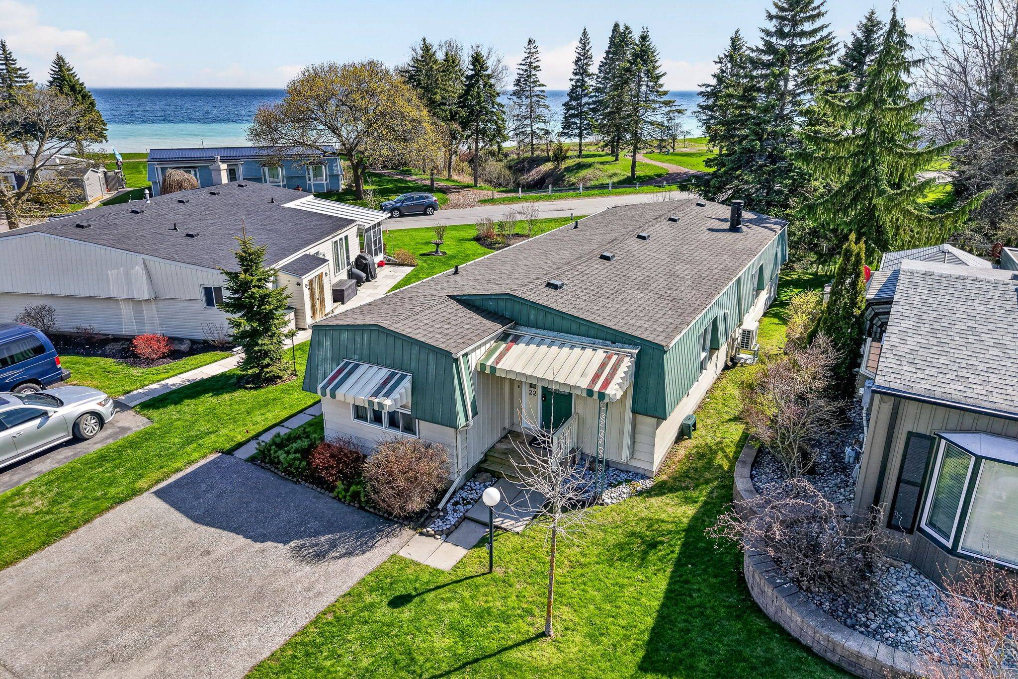 22 Eastbank RD, Clarington, ON L1B 1A4