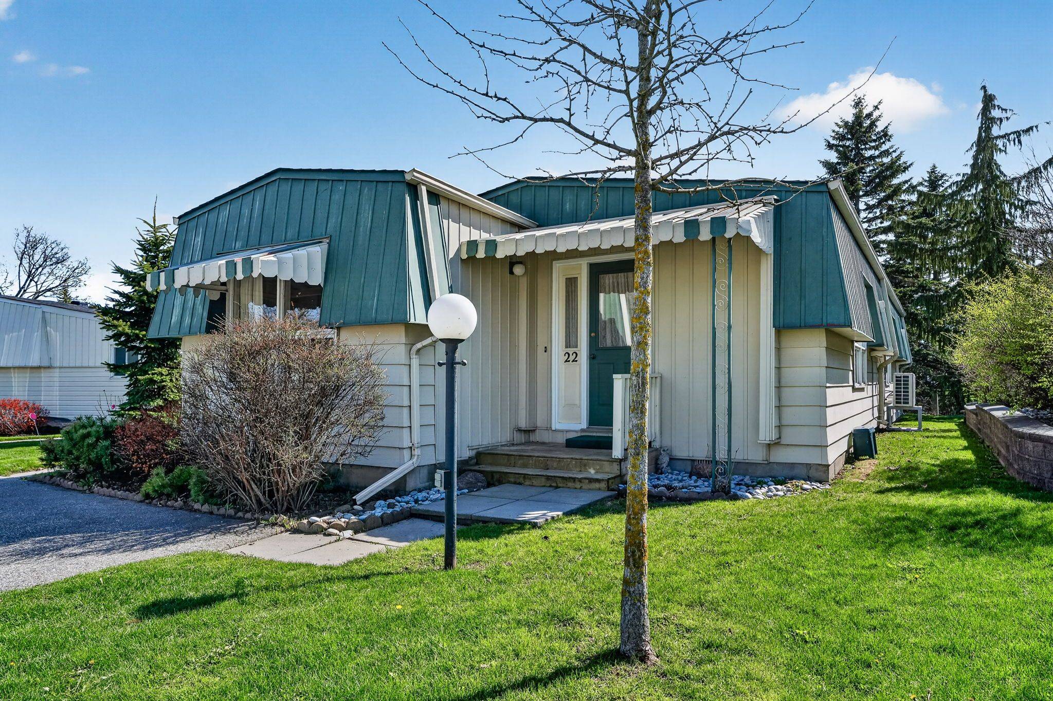 22 Eastbank RD, Clarington, ON L1B 1A4