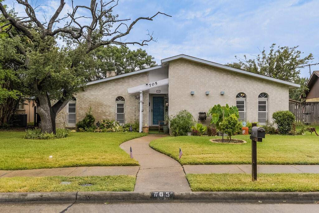 705 Bluebonnet Drive, Grand Prairie, TX 75052