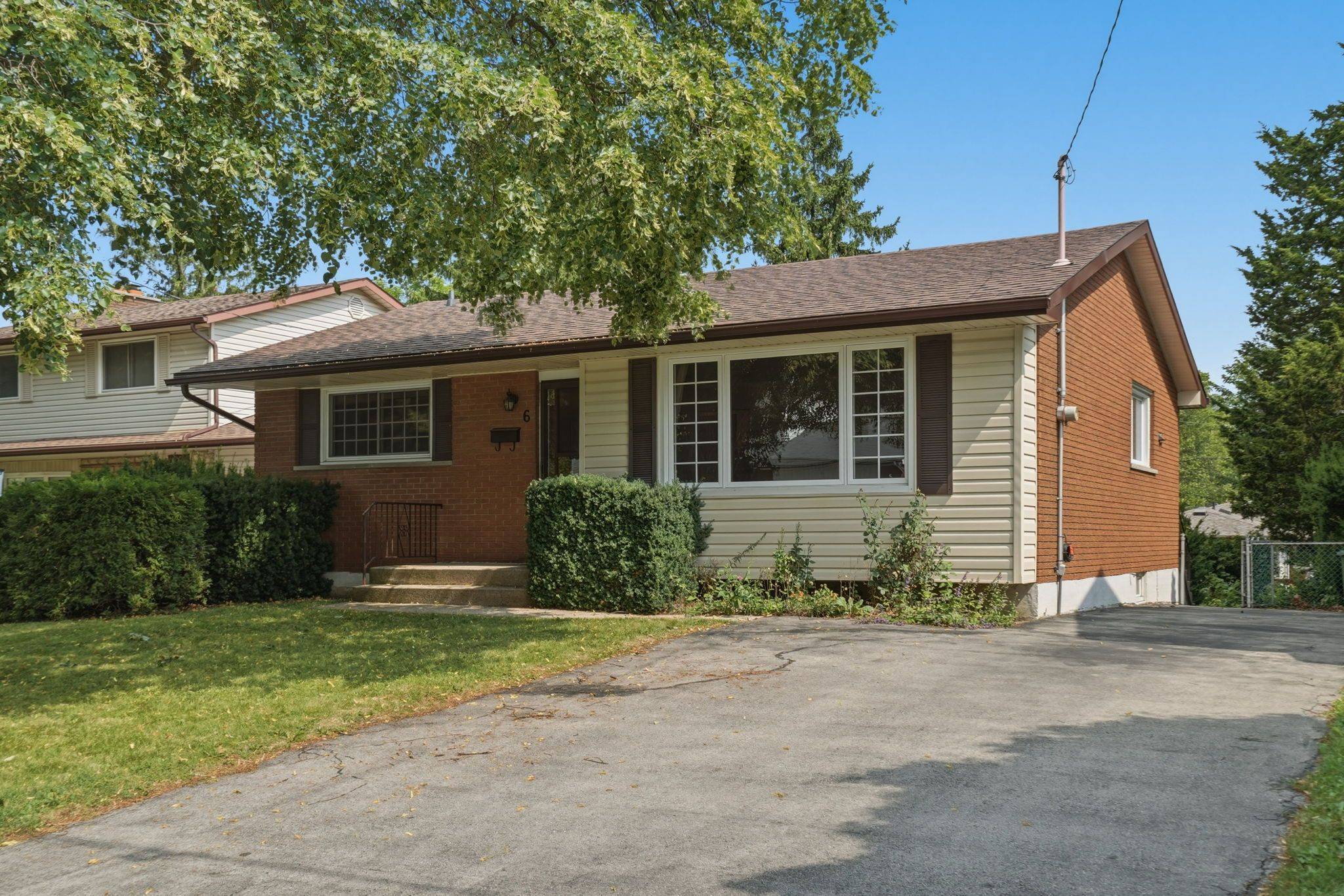 6 Caprice CT, Hamilton, ON L9C 2N5