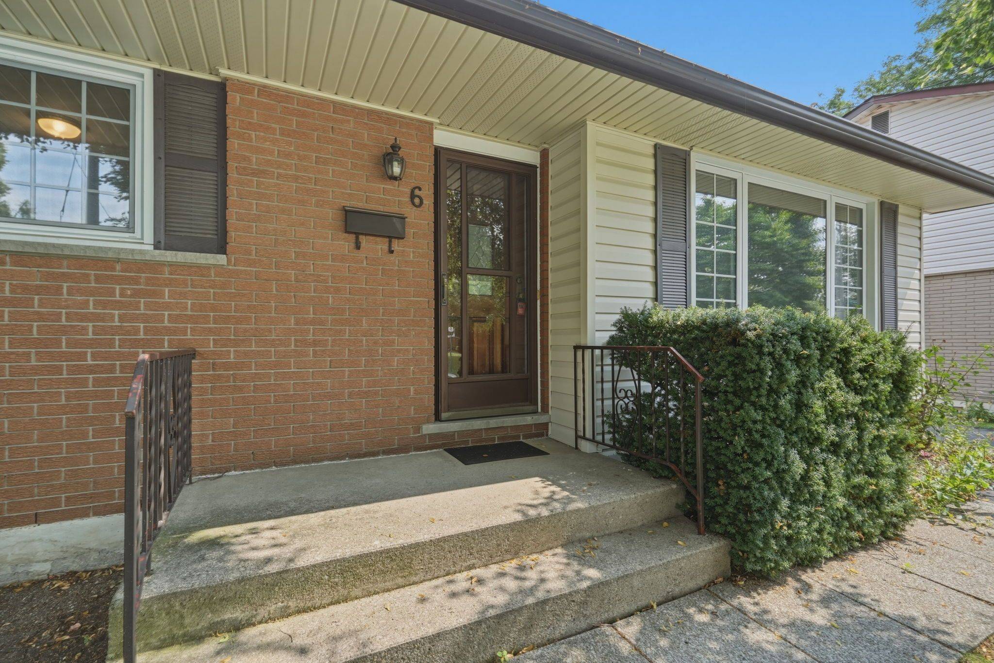 6 Caprice CT, Hamilton, ON L9C 2N5