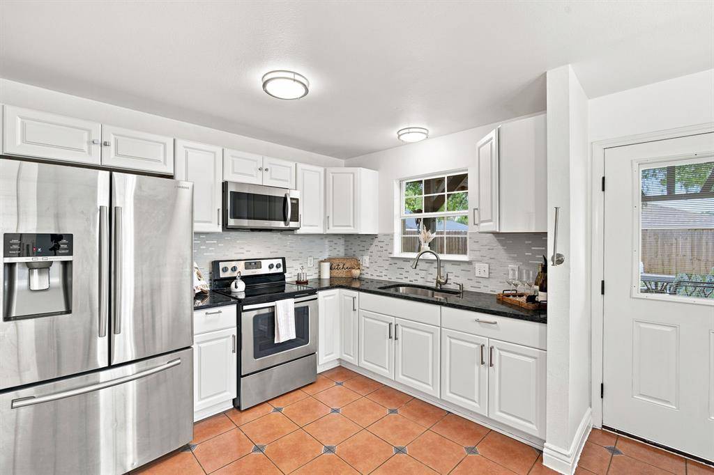 2534 Las Villas Avenue, Dallas, TX 75211