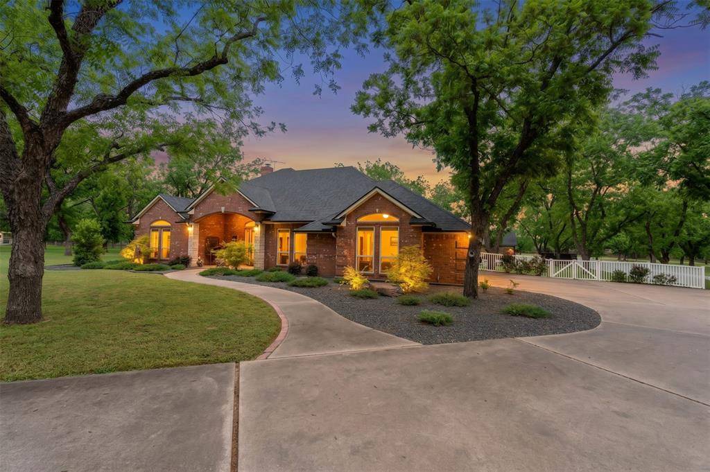 10008 Flight Plan Drive, Granbury, TX 76049