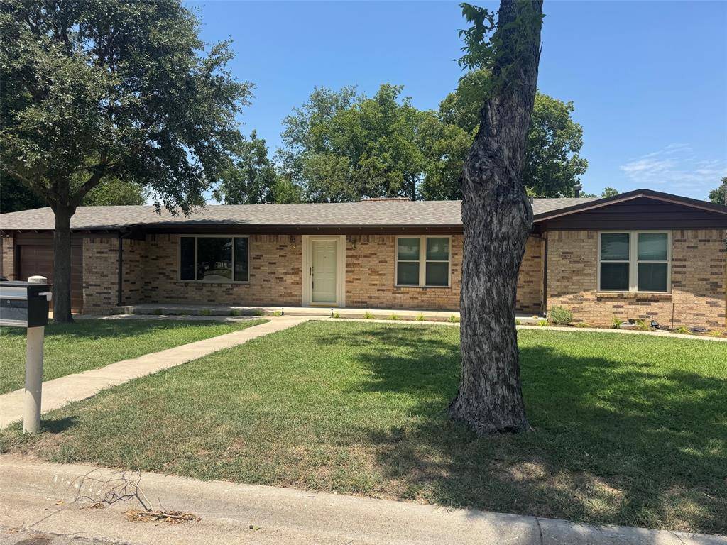 9216 Raymond Avenue, White Settlement, TX 76108