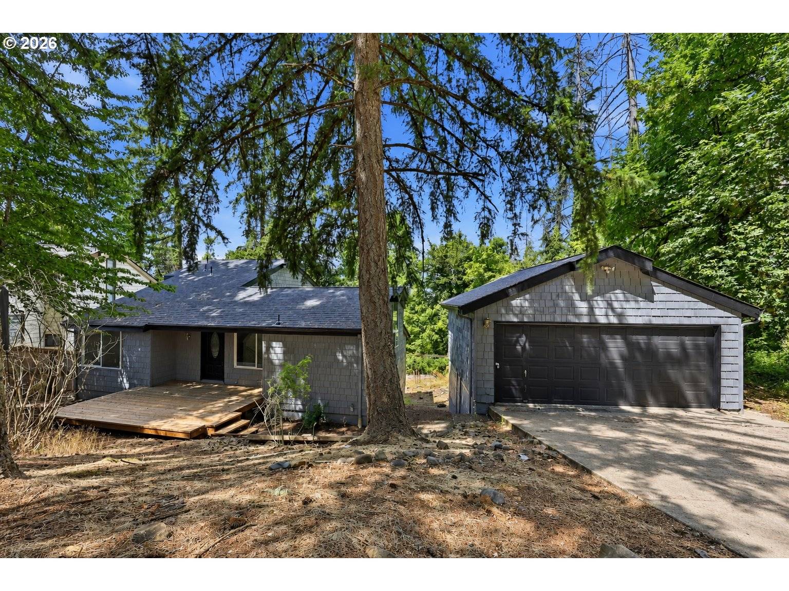 7048 GLACIER DR, Springfield, OR 97478