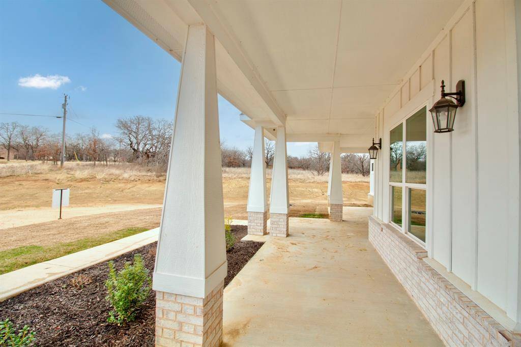 117 Mustang Springs Circle, Sunset, TX 76270