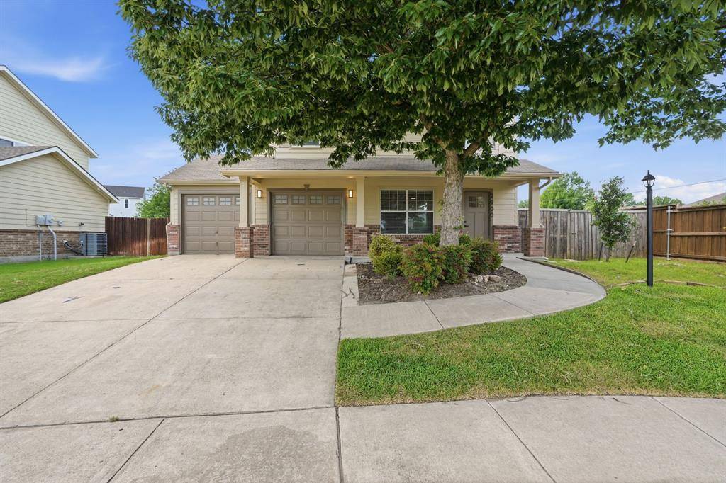 2900 Wakecrest Drive, Fort Worth, TX 76108